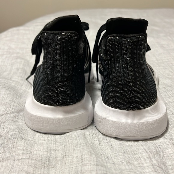 Women’s adidas Swift Run sneaker. Size 7 - Picture 3 of 6